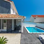 Sarah By Interhome * Pula