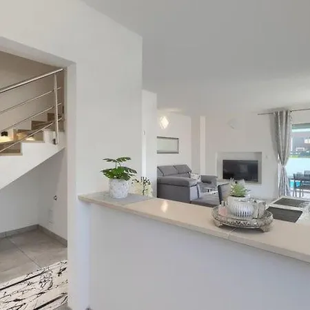 Sarah By Interhome Pula