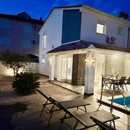 Sarah By Interhome Pula