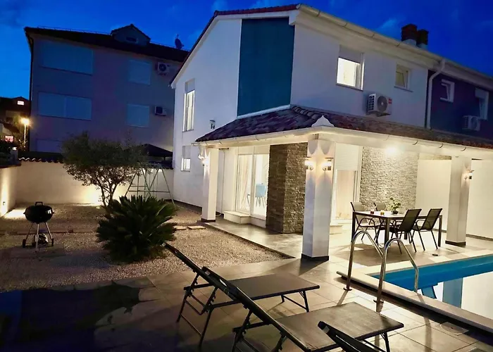 Sarah By Interhome Пула