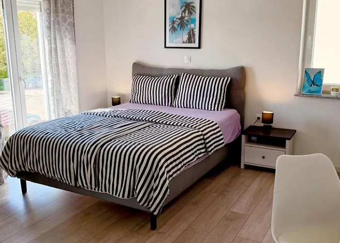 Sarah By Interhome Pula