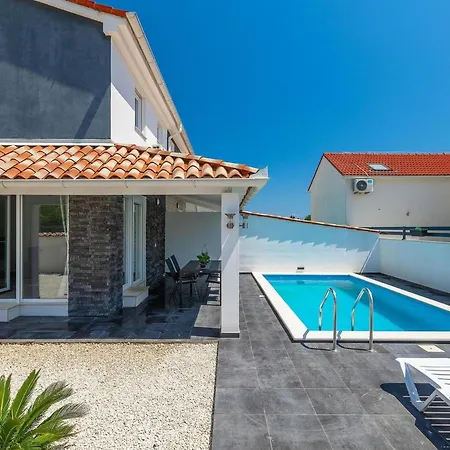 Sarah By Interhome 別荘 プーラ